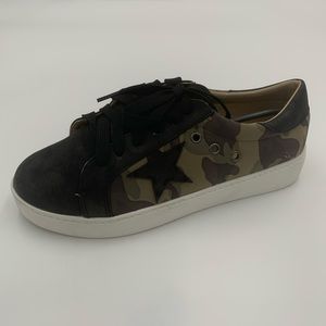 Store Closing‼️ Camo Print Low Top Sneakers